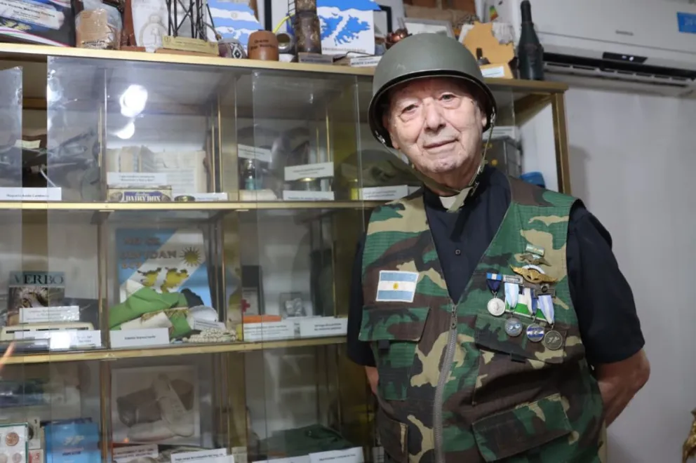 Vicente Torrens en su museo personal, rodeado de fotografías, objetos y recuerdos de su paso por Malvinas. Foto Tania Domenicucci-ANR