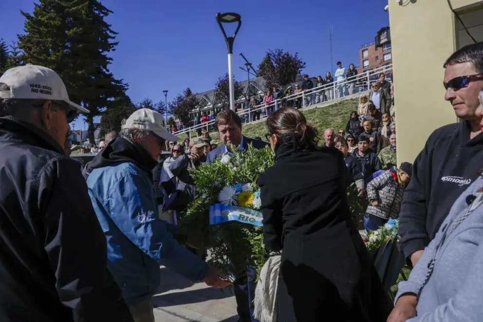 Los veteranos y la comunidad barilochense homenajearon a los caídos en la guerra de Malvinas. Fotos: Eugenia Neme.