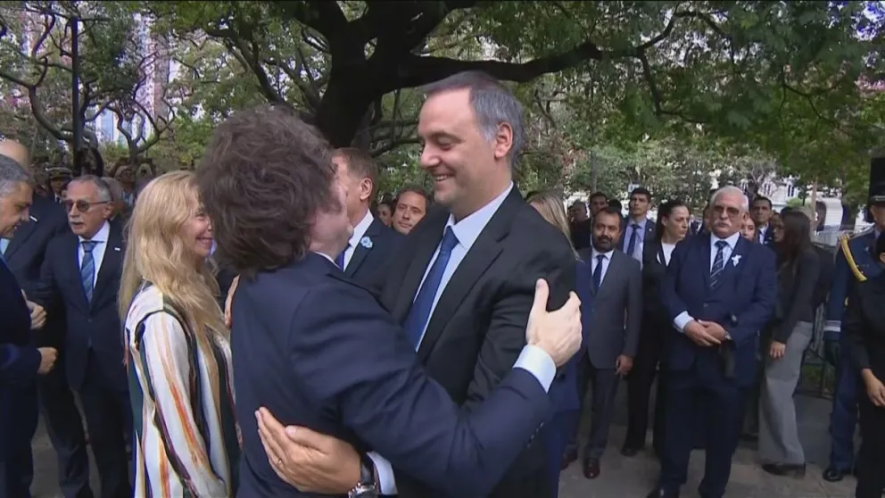 El abrazo entre Javier Milei y Manuel Adorni.
