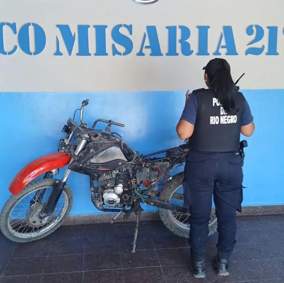 La moto tenía pedido de secuestro por robo desde 2018 y fue detectada durante una intervención por un conflicto familiar. Foto: Policía de Río Negro