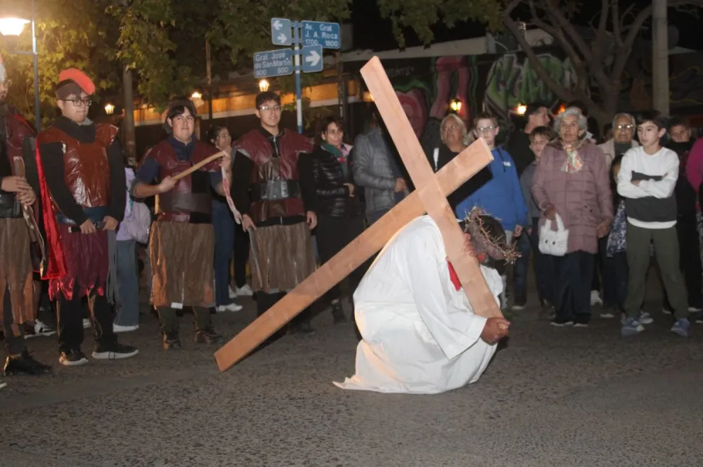 El Vía Crucis convoca cada año a fieles en distintos puntos de Roca durante el Viernes Santo, uno de los momentos centrales de la Semana Santa. Foto: Tania Domenicucci ANR