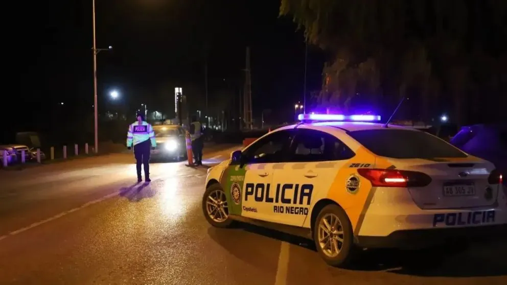 Uno de los infractores colisionó contra un auto que esperaba en un semáforo. (Foto: Gentileza)