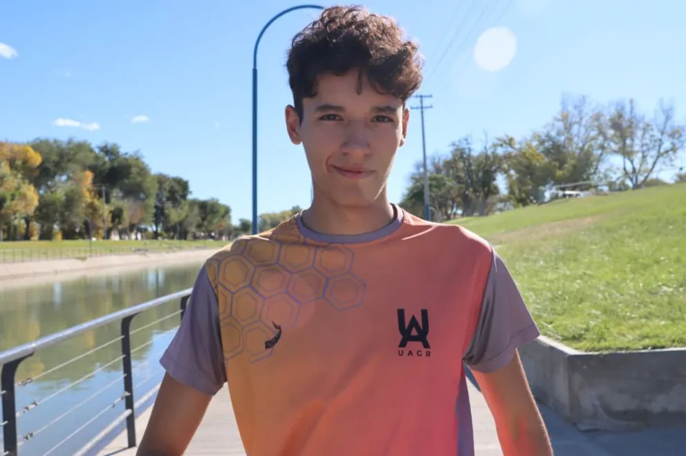 Máximo se la rebusca para juntar los fondos para poder viajar. Fotos Tania Domenicucci ANR