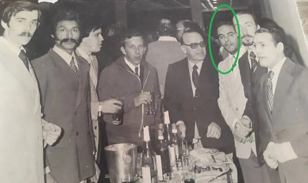 Alfredo Celani en la inauguraci&oacute;n del diario R&iacute;o Negro, parte de una generaci&oacute;n que construy&oacute; el oficio desde la redacci&oacute;n y dej&oacute; huella en el periodismo regional. Foto: Facebook archivo