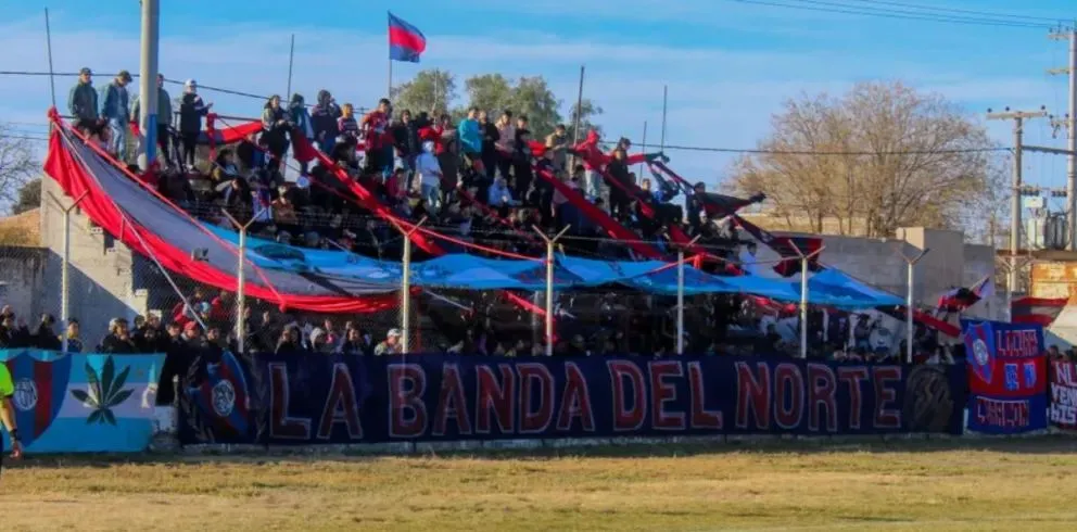 Incidentes entre hinchas de Argentinos del Norte y Atlético Regina se registraron tras la finalización del partido. La policía intervino para dispersar a los grupos. Foto cortesía
