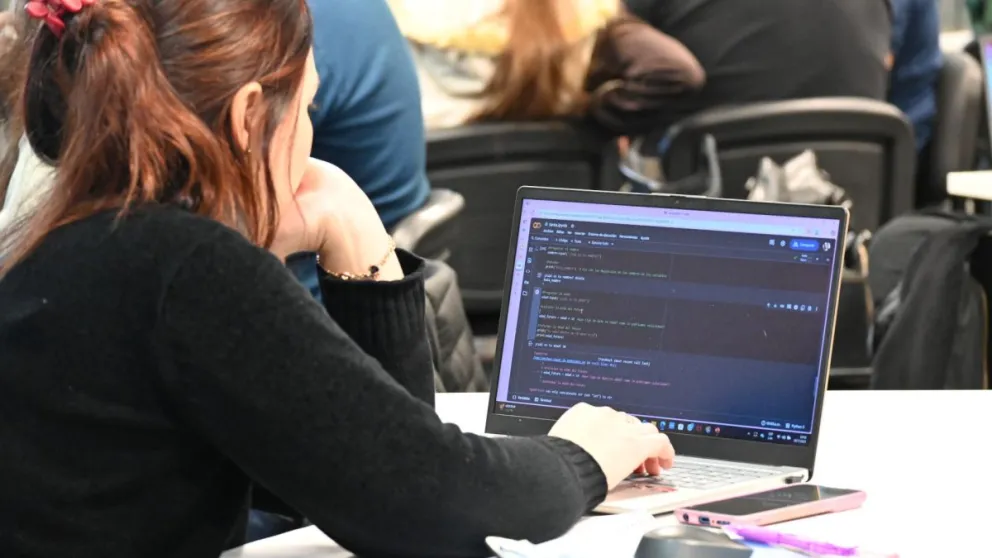 La Diplomatura está destinada a personas con secundario completo, acceso a internet y computadora, sin necesidad de contar con conocimientos previos. (Foto: Gentileza)