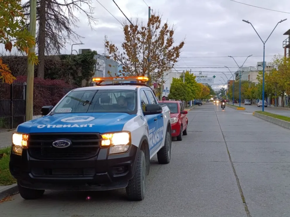 El accidente no dejó lesiones de gravedad, aunque una ambulancia llegó al lugar para asistir al menor. Foto Tania Domenicucci-ANR