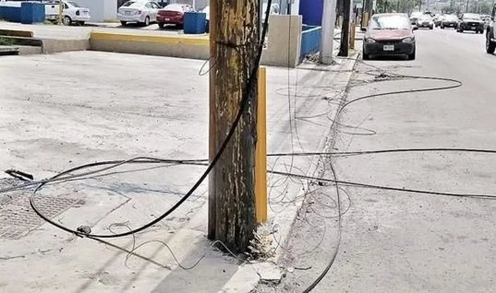 Un cable colgando a baja altura sobre la calle provocó la caída de una motociclista y derivó en una condena contra la empresa responsable. Foto: ilustrativa