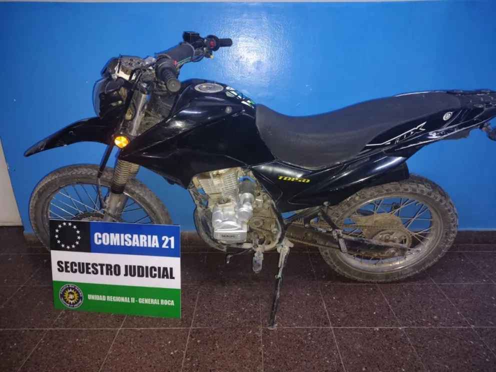 La moto fue encontrada tirada en la calle, sin el conductor, y tenía pedido de secuestro activo desde noviembre. Foto: Policía de Río Negro
