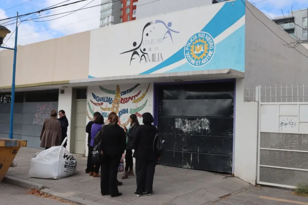 El edificio fue evacuado y se activó el protocolo policial mientras se verificaba la amenaza. Foto: Tania Domenicucci-ANR