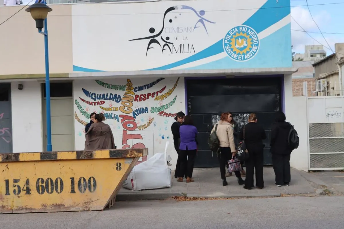 La intervenci&oacute;n incluy&oacute; a la divisi&oacute;n de explosivos, que trabaj&oacute; en la verificaci&oacute;n del aviso. Foto: Tania Domenicucci-ANR