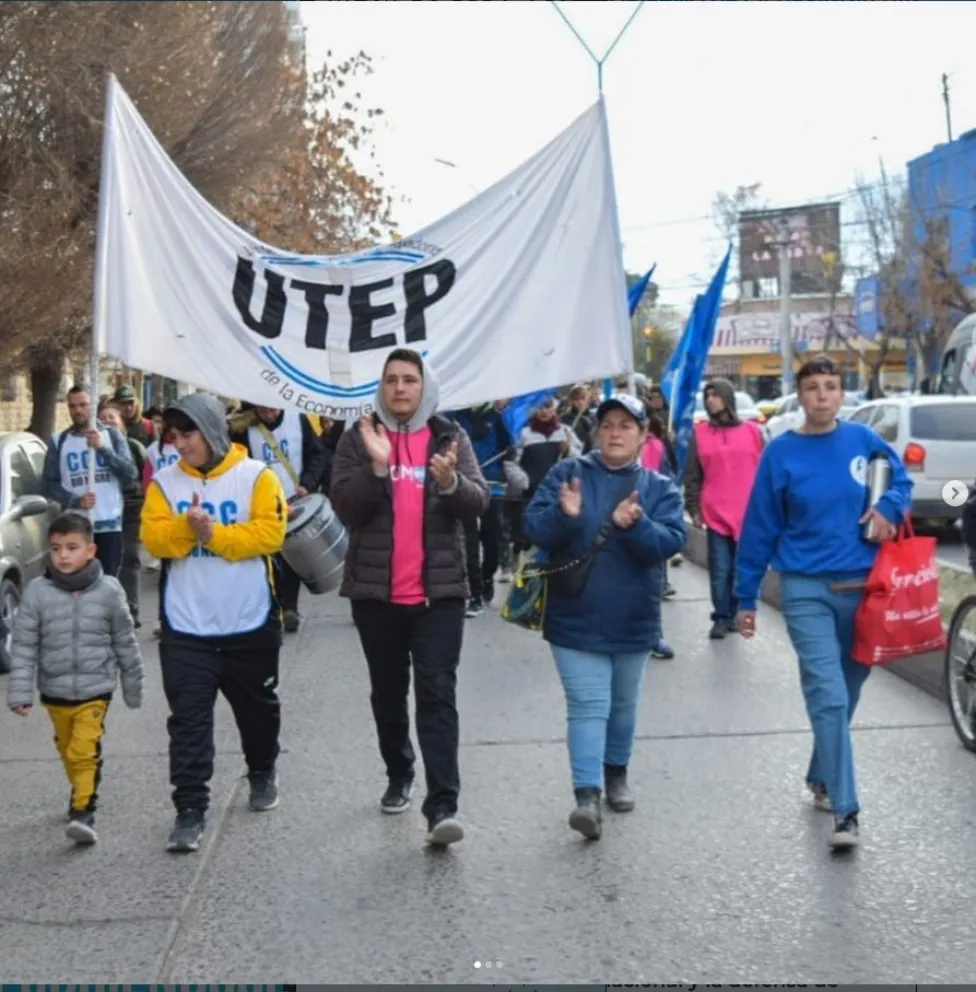 Trabajadores de la economía popular convocaron a una concentración en Roca para reclamar por la baja de los salarios sociales y advertir sobre el impacto que tendrá en unas 3.000 personas de la ciudad. Foto cortesía UTEP