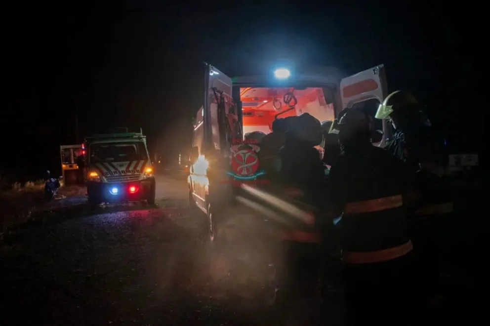 Bomberos Voluntarios de Roca trabajaron en el rescate de las dos personas que habían quedado atrapadas tras el impacto en Ruta 22. Foto: Bomberos Roca