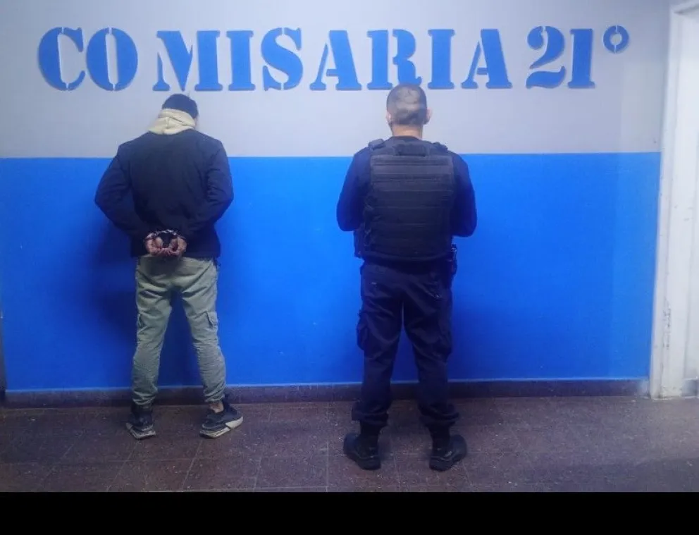 El hombre fue detenido dentro de una vivienda del barrio Tiro y tenía una pistola 9 mm cargada en la cintura. Foto: Policía de Río Negro