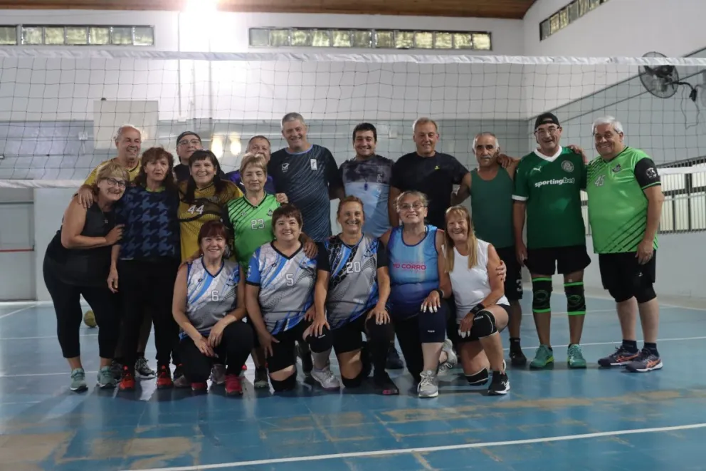 El equipo de Newcom Roca entrena varias veces por semana y reúne a decenas de adultos que encontraron en este deporte un espacio para hacer actividad física, socializar y divertirse. Foto Tania Domenicucci-ANR