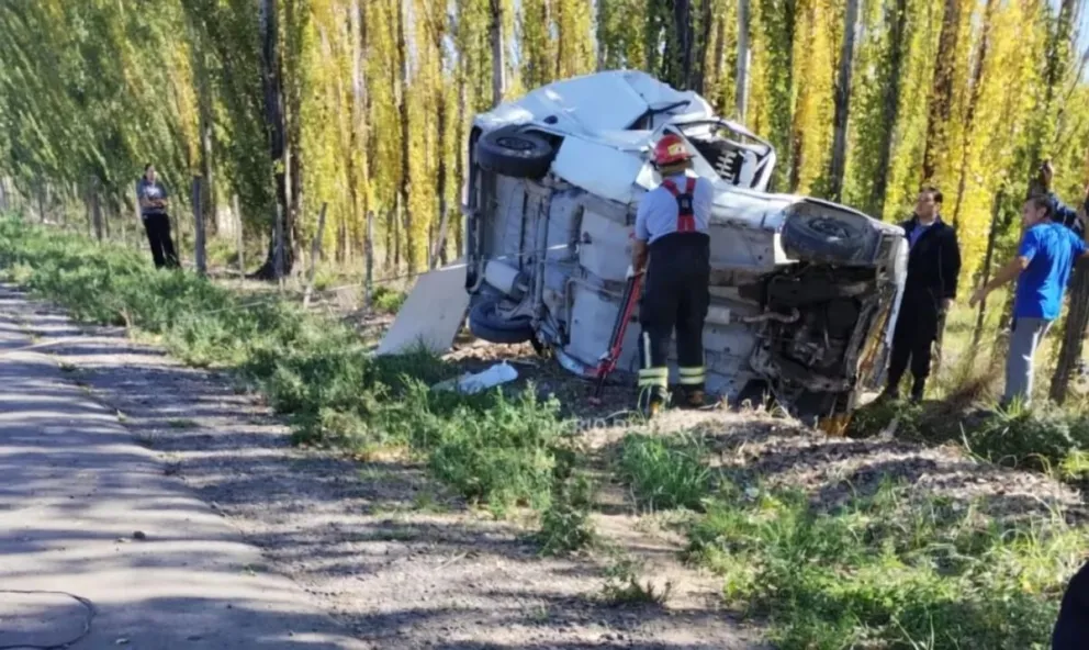 El vehículo circulaba por la colectora norte hacia Roca. Foto Policía RN.
