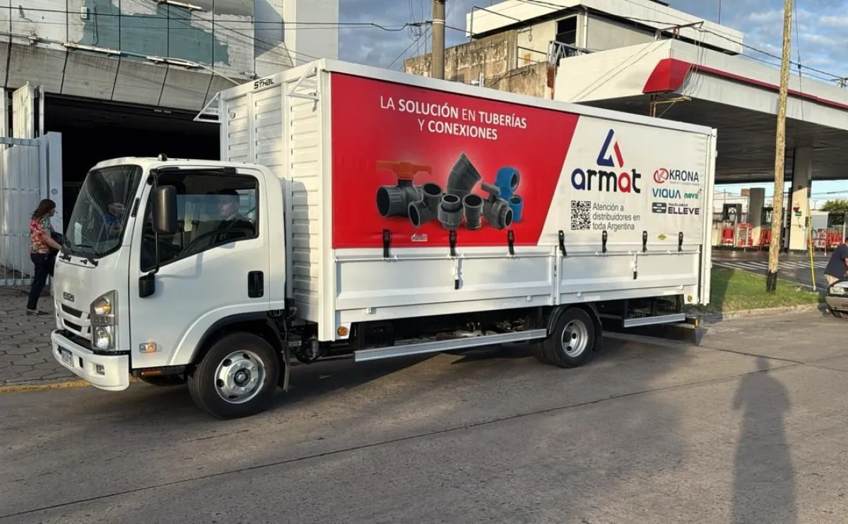 El cami&oacute;n promocional acompa&ntilde;a la presencia de Armat en Neuqu&eacute;n como parte de su despliegue comercial regional. Foto: gentileza