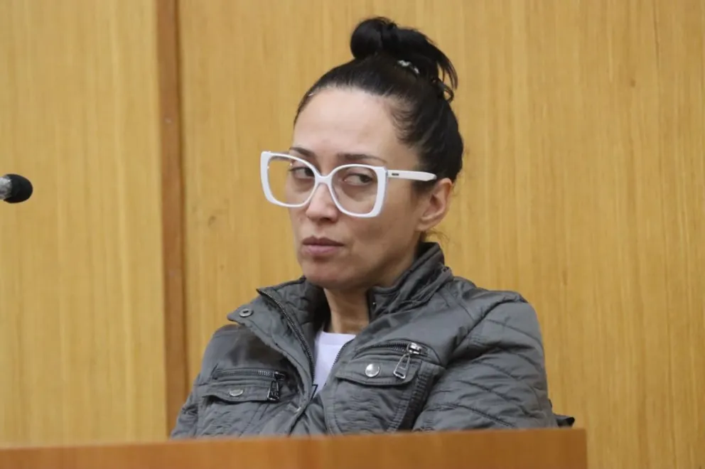 Mariela Fernanda Marzano, durante la audiencia en Tribunales de Roca donde se revisaron las medidas cautelares en la causa que la investiga por presunta documentación falsa. Foto: Tania Domenicucci-ANR
