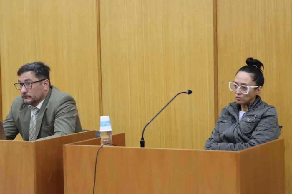 La mujer recuperó la libertad tras la audiencia en Tribunales de Roca, pero seguirá bajo control judicial con tobillera electrónica mientras avanza la investigación. Foto: Tania Domenicucci-AnR