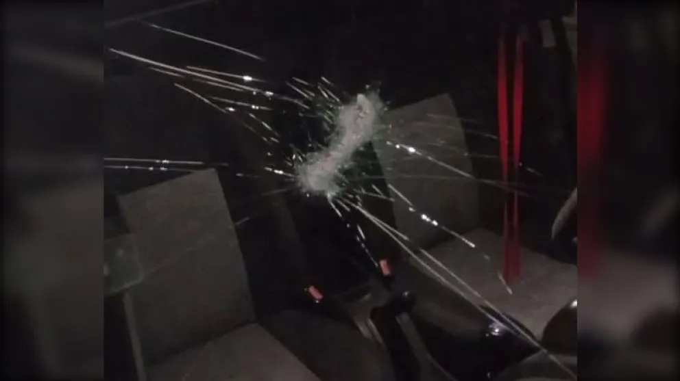 Los autos serían atacados con piedras o ladrillos para obligarlos a frenar. Foto: gentileza