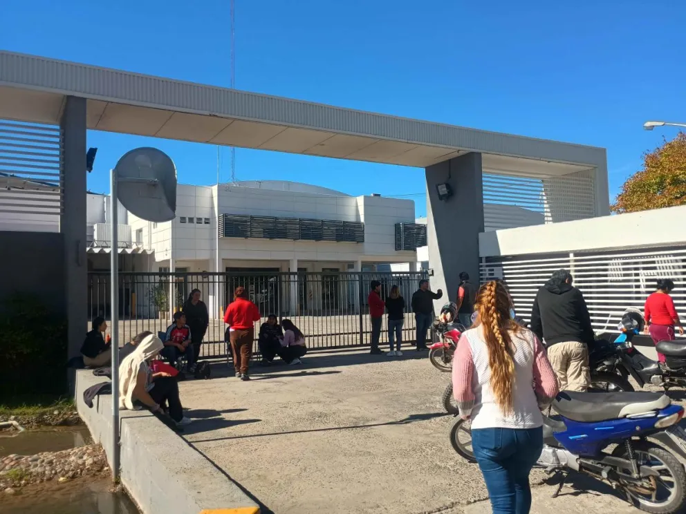 Trabajadores de distintos sectores de la empresa Zetone se manifestaron frente al predio en General Roca para reclamar por sueldos impagos y pagos parciales. Foto ANR