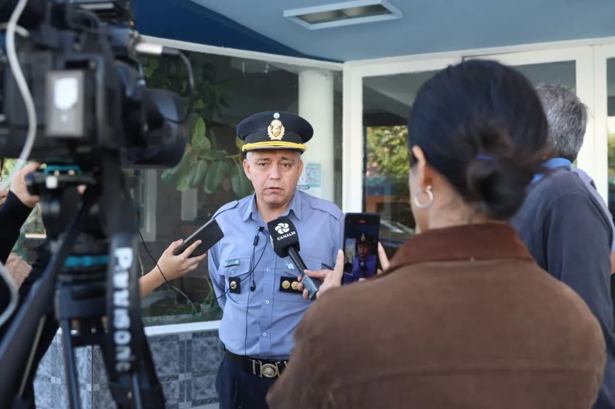 El subjefe de la Polic&iacute;a de R&iacute;o Negro, el Comisario Elio Tapia durante la rueda de prensa. Foto: Tania Domenicucci