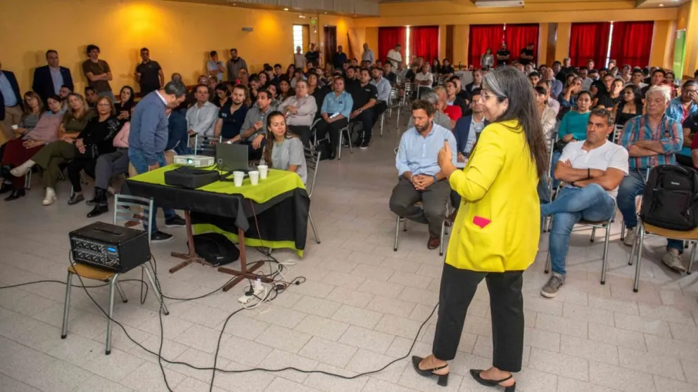 Comerciantes, transportistas y prestadores de servicios participaron del encuentro para conocer los requisitos de inscripción y las oportunidades de trabajo vinculadas al desarrollo petrolero. Foto: gentileza