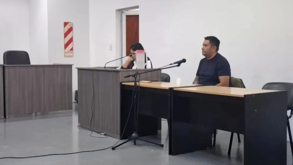 Aún descubuerto, el sujeto siguió "colgado" del servicio de energía. (Foto: Gentileza)