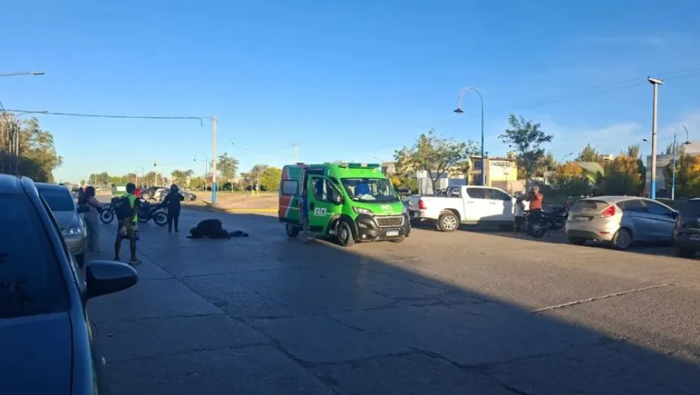 La víctima, un hombre mayor de edad, habría intentado cruzar la calle corriendo cuando fue embestido por un automóvil. Fue trasladado de urgencia con una fuerte lesión en la cabeza. (Foto: gentileza)