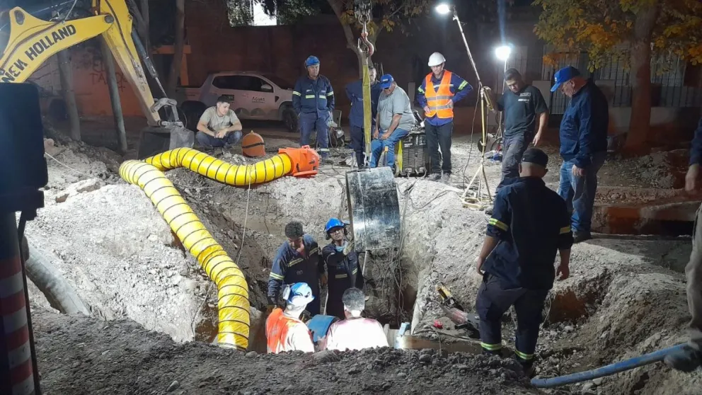 El personal de Aguas Rionegrinas durante el operativo que se extendió por varias horas. 