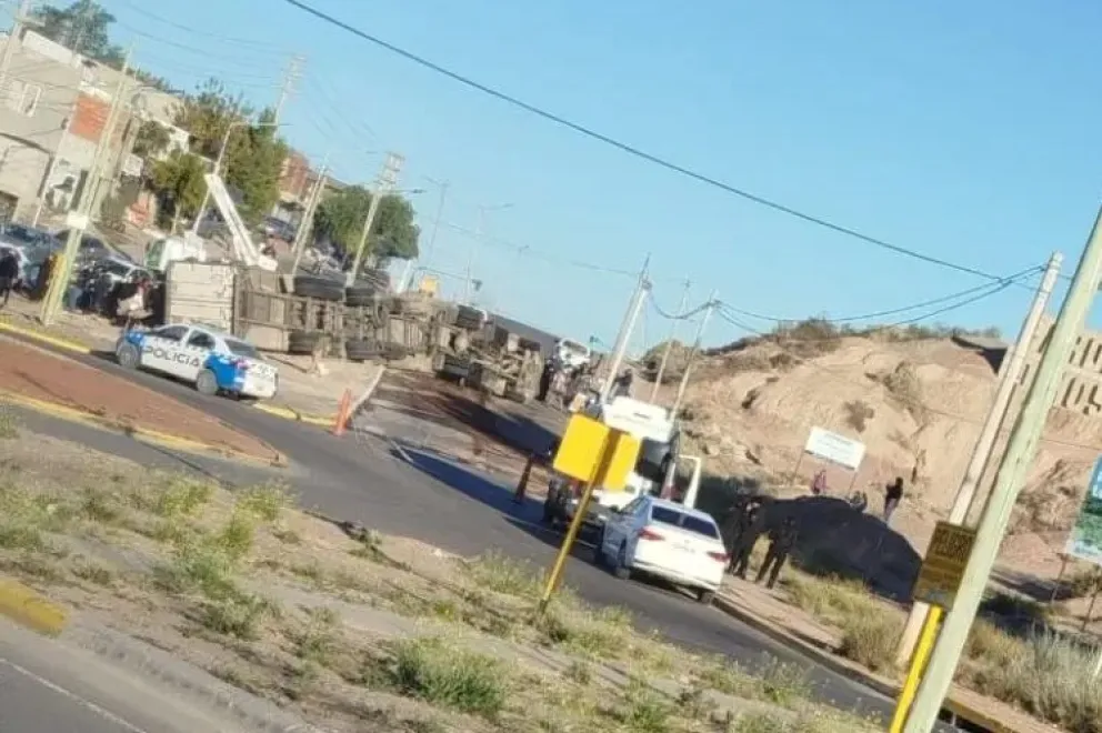 El camión volcó frente a la rotonda del Dino, en el barrio Melipal de Neuquén. Foto: gentileza.