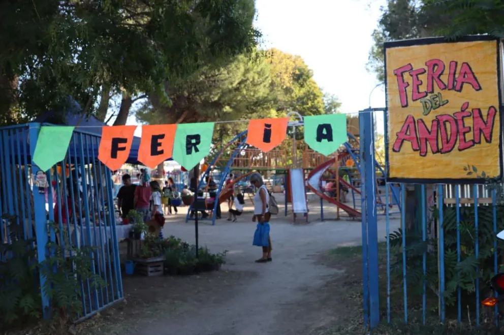 La feria se realiza todos los sábados en la estación del tren en Stefenelli. Foto Tania Domenicucci - ANR
