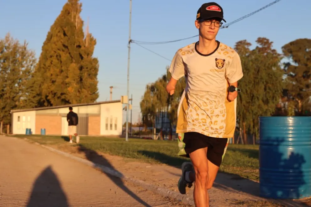 Bautista se especializa en pruebas de medio fondo y fondo, como 800, 1500 y hasta 10 kilómetros, con entrenamientos que combinan velocidad y resistencia. Foto Tania Domenicucci-ANR