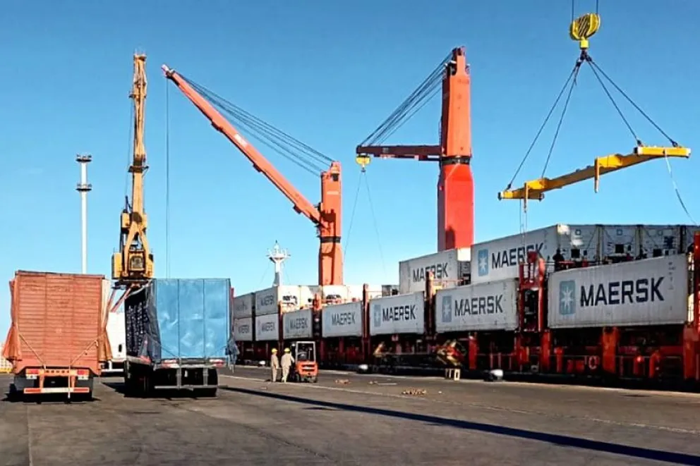  La Cámara Patagónica de Empresas de Autotransporte de Cargas, entidad que nuclea a los propietarios de camiones de Río Negro y Neuquén, comunicó oficialmente que dejaba de prestar servicios para la terminal portuaria de San Antonio Oeste. Foto: gentileza