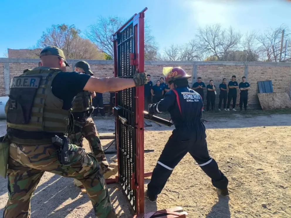 Bomberos de la ciudad participaron de una capacitación en entrada forzada junto al COER, con prácticas sobre apertura de puertas y rejas en situaciones de emergencia. Foto cortesía Bomberos Voluntarios Roca