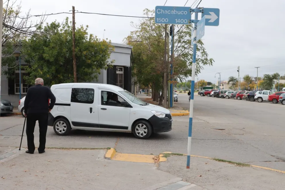 La falta de sendas peatonales pintadas y el escaso respeto de los conductores complican el cruce en zonas muy transitadas. Foto Tania Domenicucci-ANR