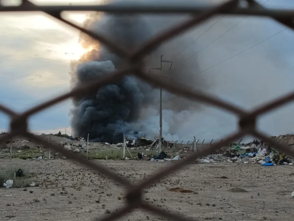Una densa columna de humo se expandió en el cielo de la ciudad, y su foco fue en inmediaciones de la Alcaidía. (Foto: ANRoca)