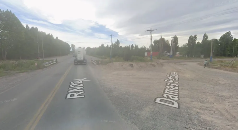 En el lugar del accidente, muchos vecinos han reclamado la colocación de un semáforos para aquellas personas que desean cruzar la ruta nacional 22. Foto archivo ANR