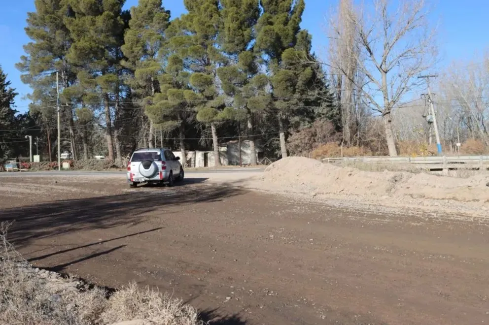 La v&iacute;a es utilizada para quienes transitan en las zonas urbanas que rodean la ruta 22. Foto: Tania Domenicucci