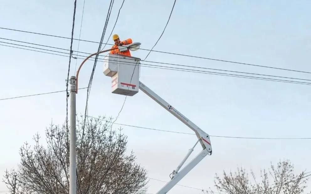 Los operarios estuvieron reparando las luminarias dañadas. Foto archivo 