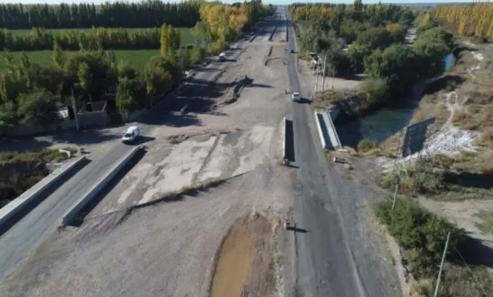El tramo de la ruta 22 en el Alto Valle presenta sectores con deterioro marcado, uno de los puntos que la provincia busca resolver con el traspaso y futuras obras. Foto: archivo ANR