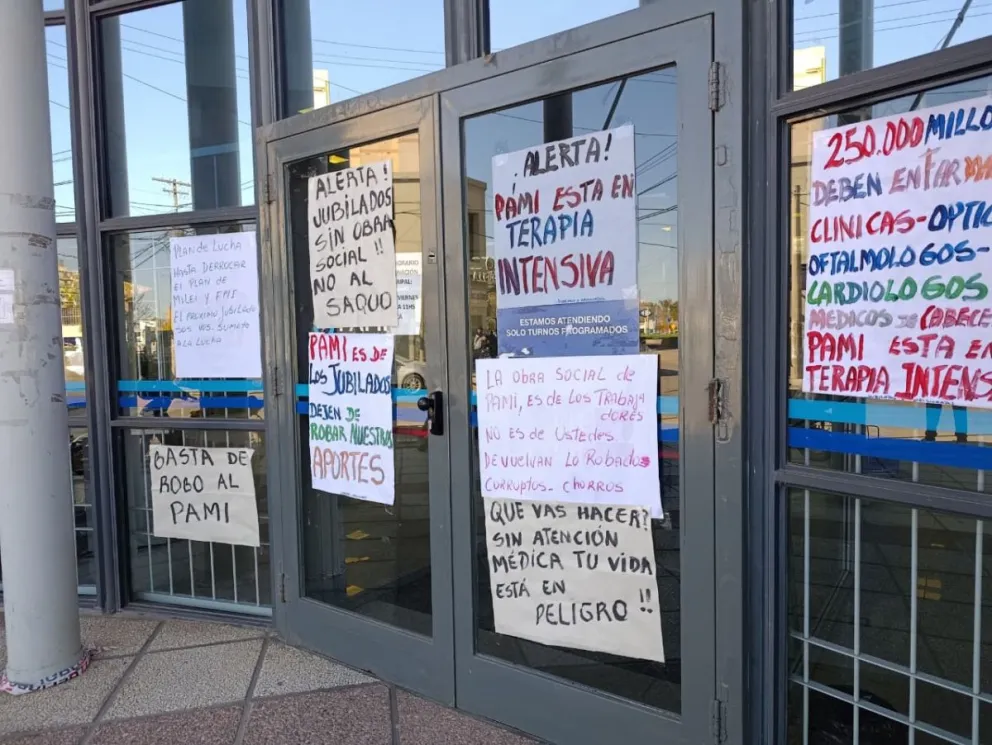 Esta mañana, jubilados y pensionados reclamaron fuera de PAMI. Foto: Tania Domenicucci