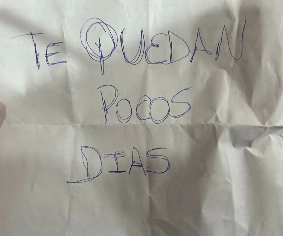 La amenaza que fue dejada por debajo de la puerta del local. 