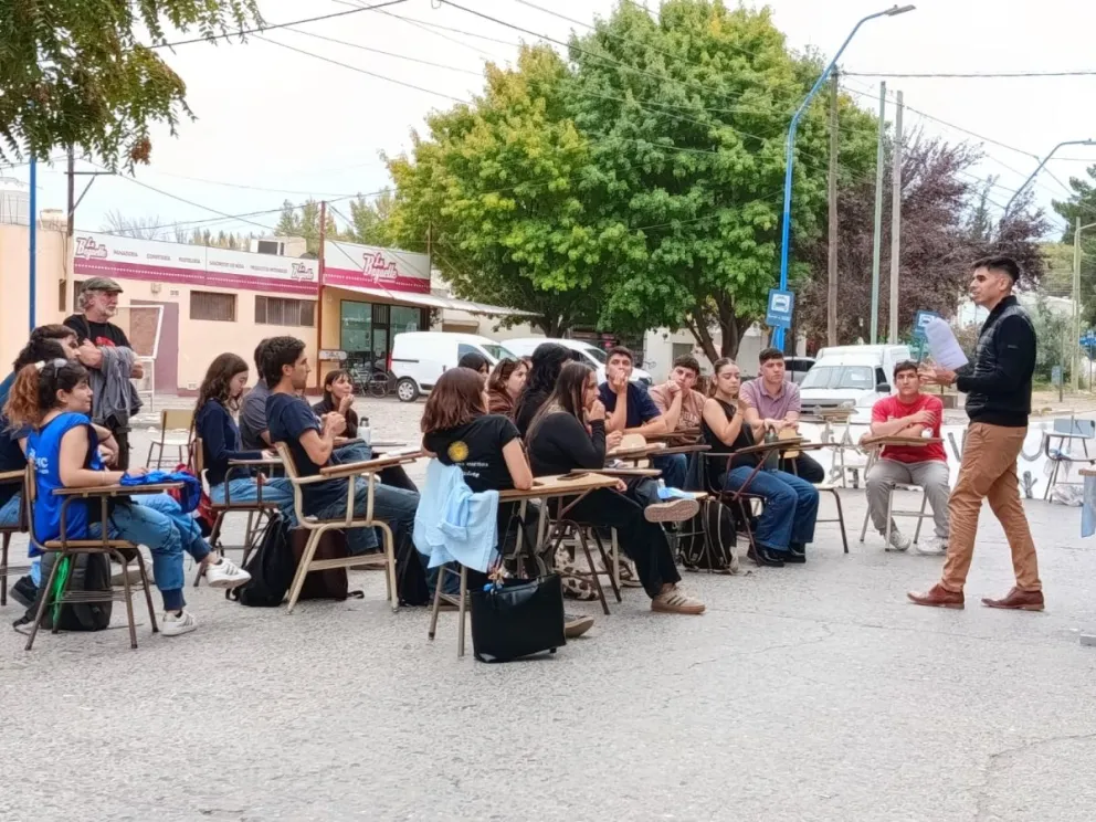 Con el tránsito cortado, los automovilistas pasaban manifestando su apoyo a la medida. (Foto: ANRoca)