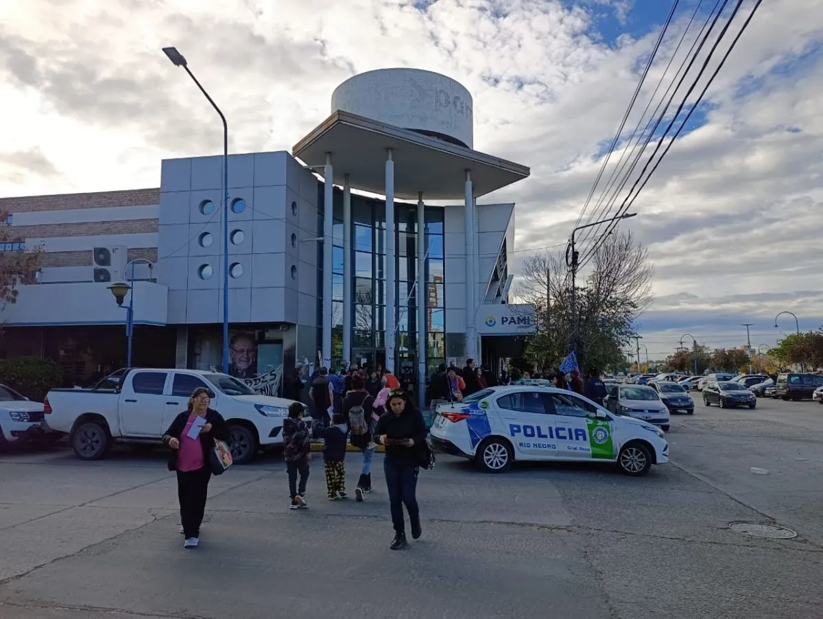 Esta ma&ntilde;ana, en las oficinas de PAMI. Foto: Tania Domenicucci