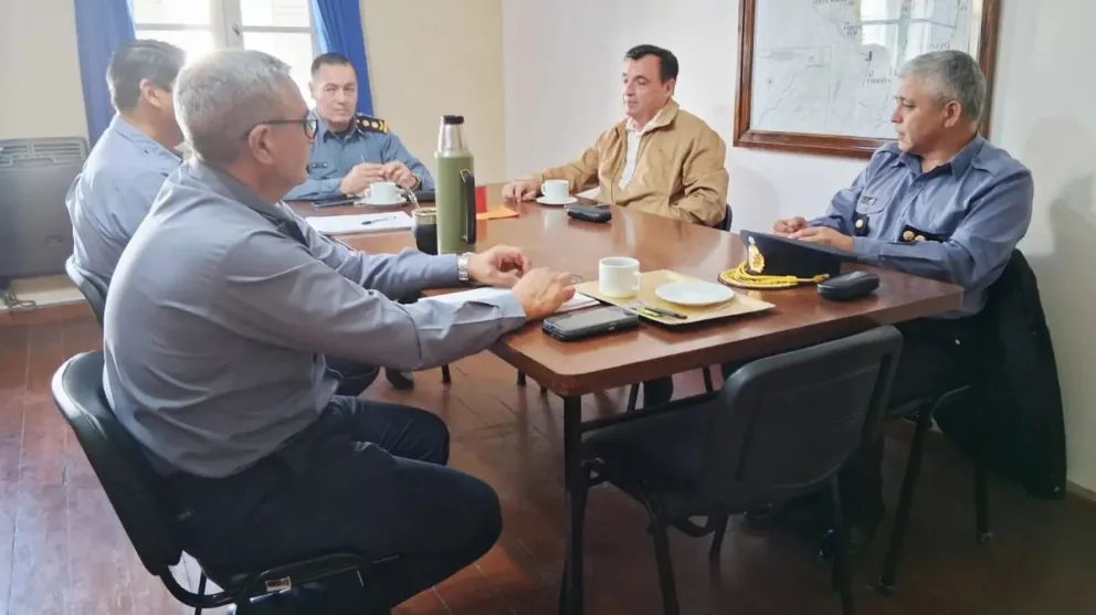 El ministro de Seguridad mantuvo reuniones con jefes policiales para analizar el funcionamiento operativo y la respuesta en el territorio en el Alto Valle. Foto: ministerio de Seguridad de Río Negro