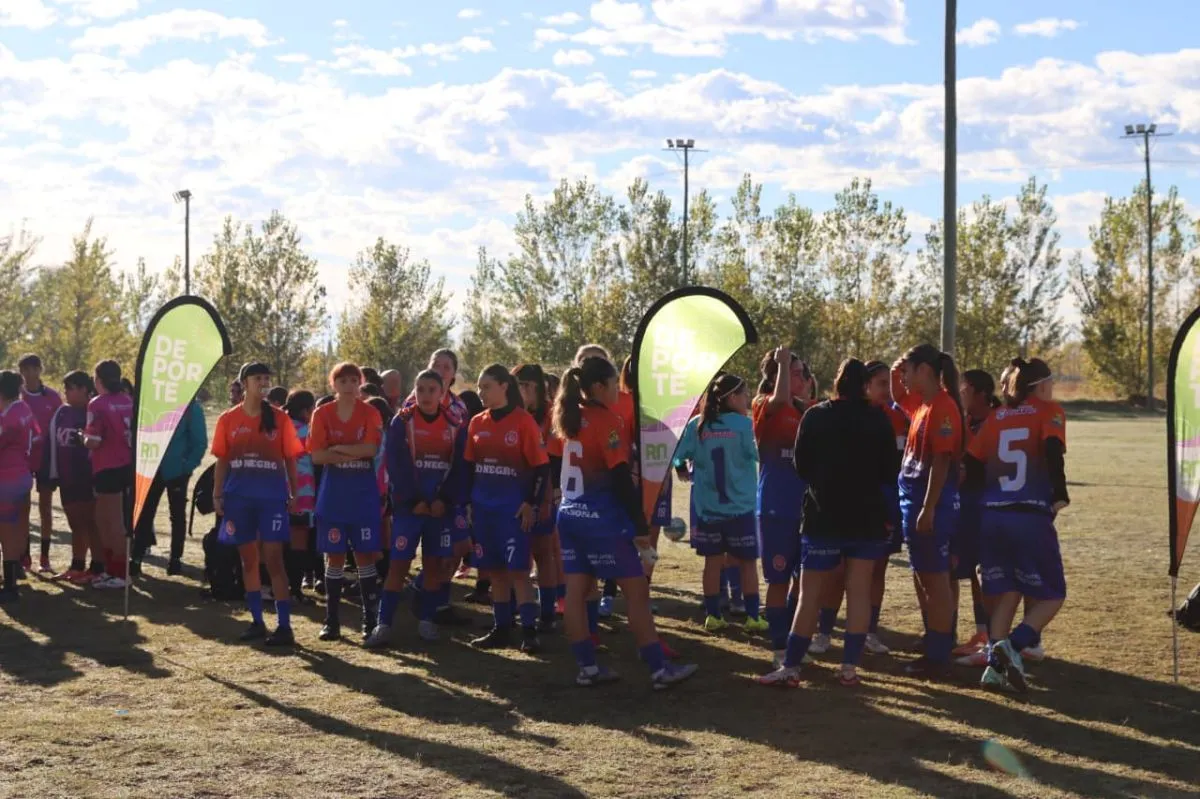 Las jugadoras del Deportivo Roca en el inicio del torneo. Foto: Tania Domenicucci