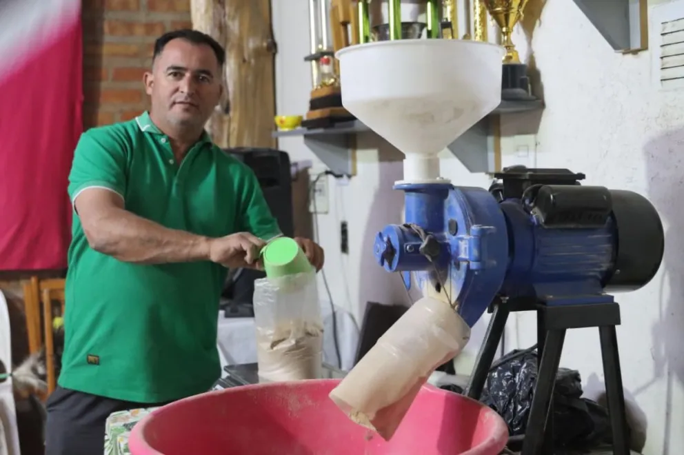 Darío muestra orgulloso su producción de ñaco en Roca. Foto Tania Domenicucci - ANR