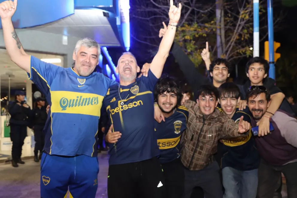 Amigos, familiares y vecinos xeneizes se acercaron al festejar el triunfo 1 a 0 contra River Plate, con gol de Leandro Paredes. Foto Tania Domenicucci-ANR