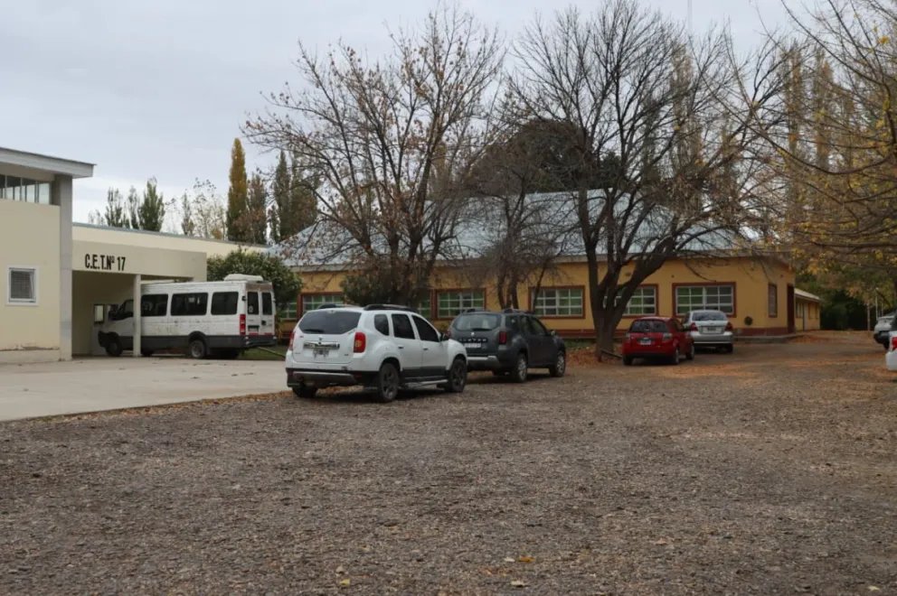 La escuela Agropecuaria, ubicada sobre calle Lago Quillen, cuenta con un aproximado de 360 alumnos y según las autoridades, no se pudo reconocer al responsable de las pintadas. Foto Tania Domenicucci-ANR